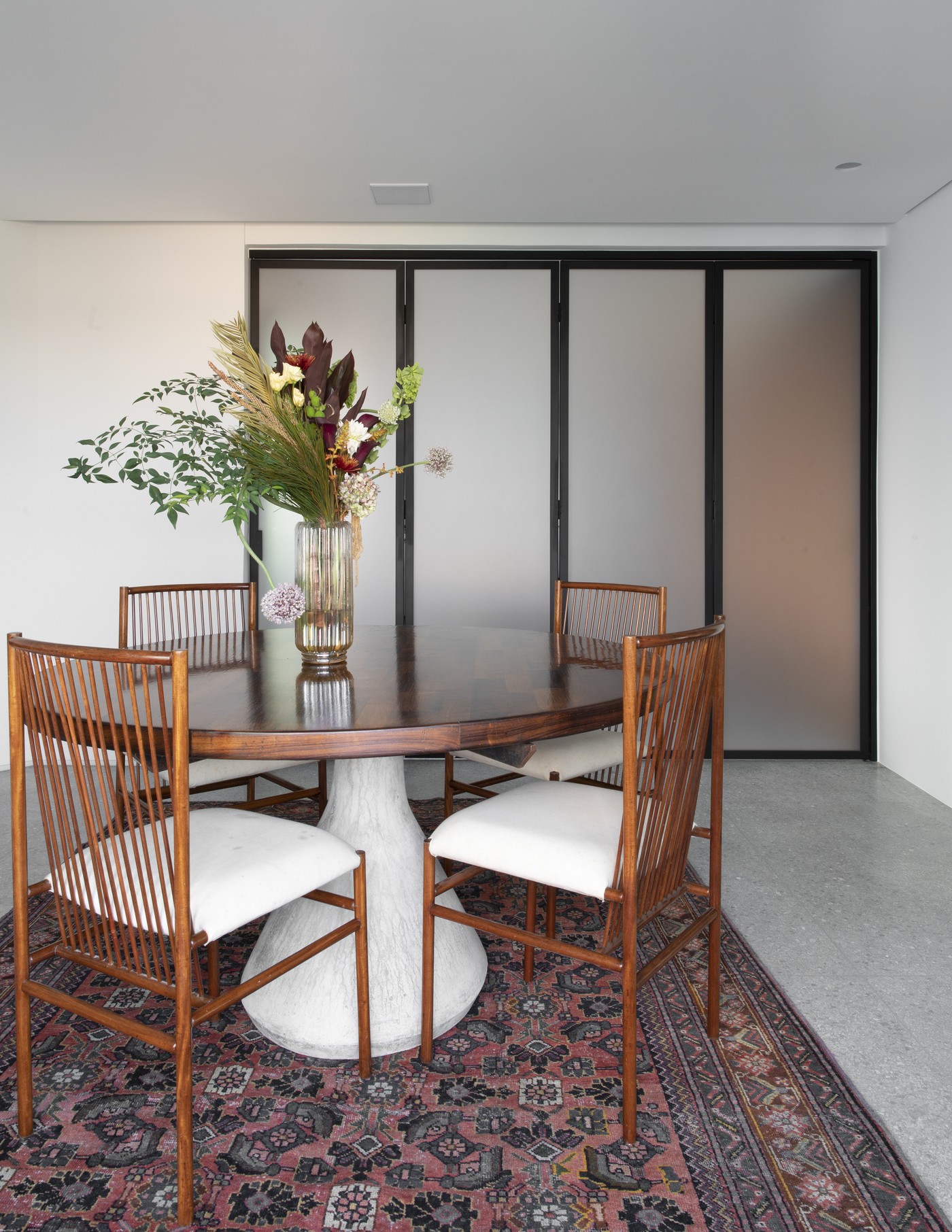 Décor do dia: cozinha integrada à sala de jantar tem portas deslizantes -  Casa Vogue